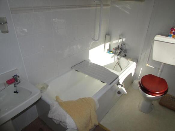 MedlockRd6769bath1.JPG