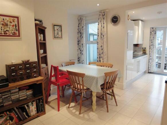 KITCHEN/DINING ROOM: