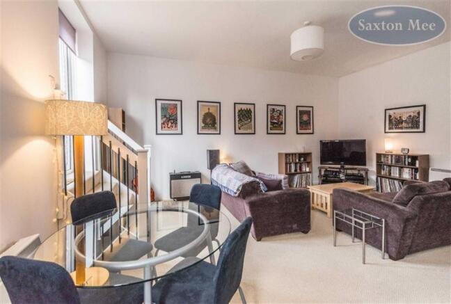WELL PROPORTIONED LOUNGE
