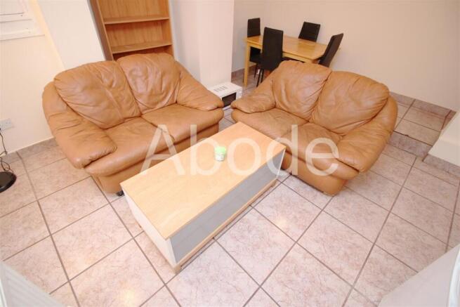 4 bed House to rent Image 4