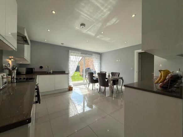 4 bed Semi-Detached for sale Image 4