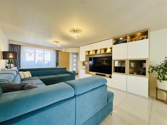 LOUNGE/DINER