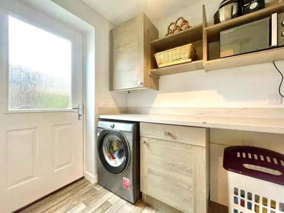 5 bed Detached for sale Image 8