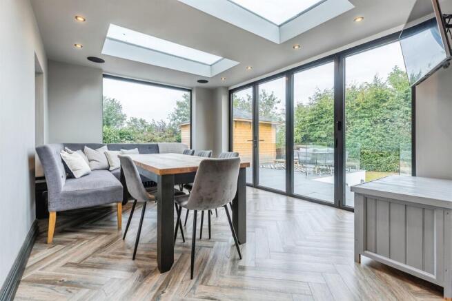 6 bed Detached for sale Image 9
