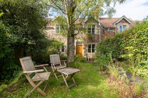 Discreetly positioned just a few steps from High Street in central Wells