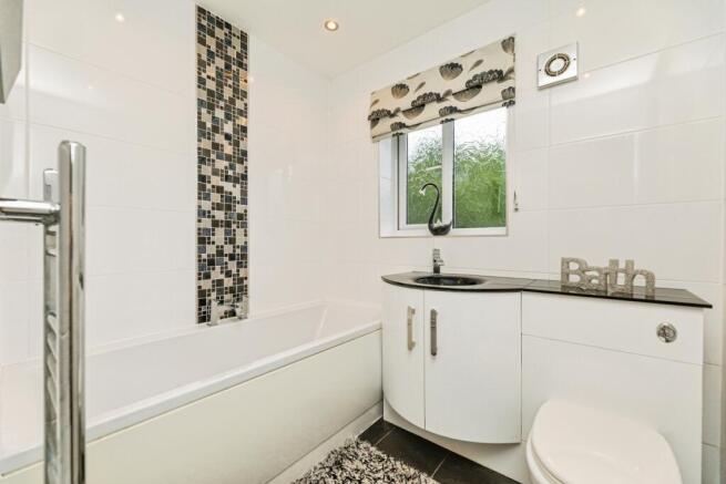 pbox-bathroom-321687.jpg