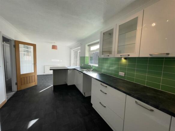 LARGE KITCHEN DINER