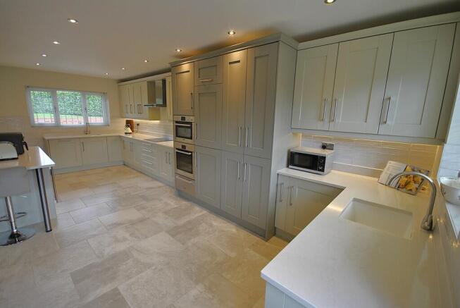 4 bed Detached for sale Image 7