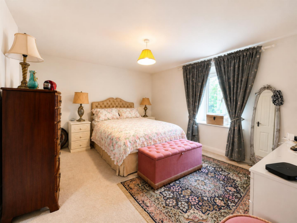 2 bed Character Property to rent Image 8