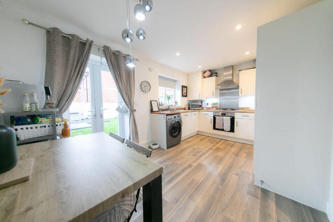 Kitchen & dining room