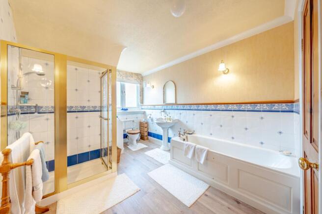 3 bed Flat for sale Image 11