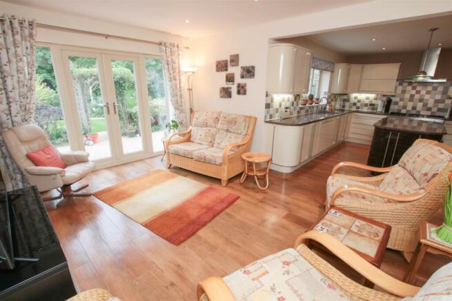 OPEN PLAN LIVING/ DINING/ KITCHEN