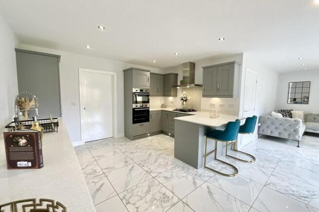 5 bed Detached for sale Image 7