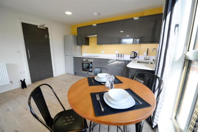 2 bed Apartment to rent Image 5