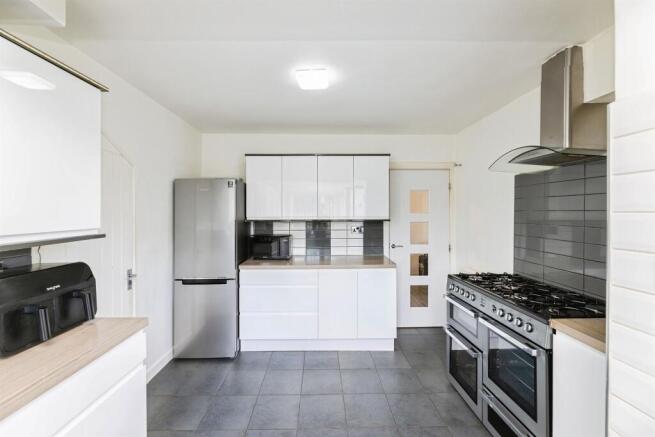 4 bed Detached for sale Image 10