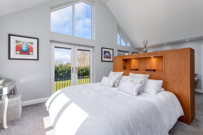 5 bed Detached for sale Image 12