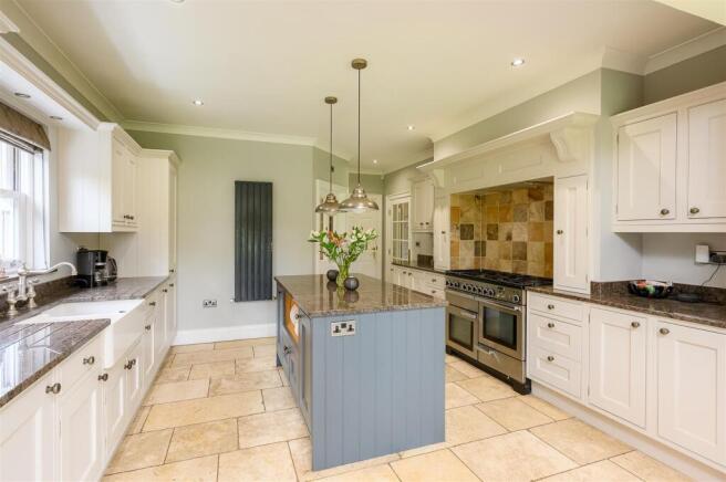 5 bed Detached for sale Image 6