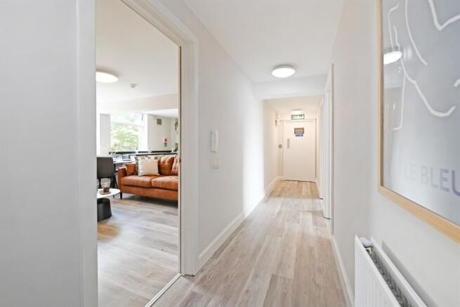4 bed Apartment to rent Image 5