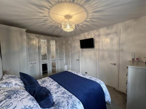 Master_Bedroom_(1).jpg