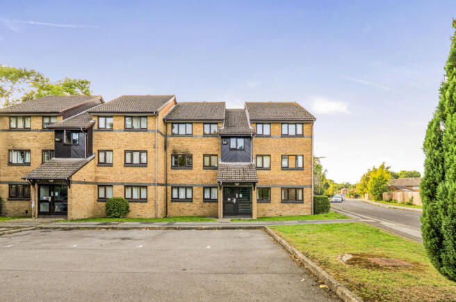 2-bed flat on Upper Brook Drive, Locks Heath, Southampton, Hampshire, SO31, £180,000