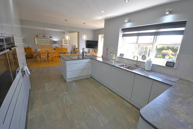 4 bed Detached for sale Image 10