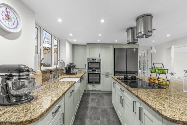 7 Guinions Rd, HP13 7NT-18.jpg