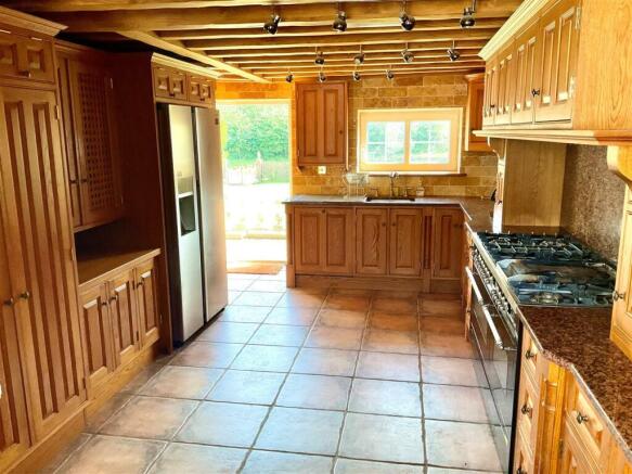 kitchen pic3.jpg