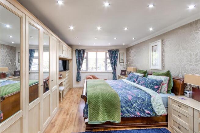 4 bed Bungalow for sale Image 12