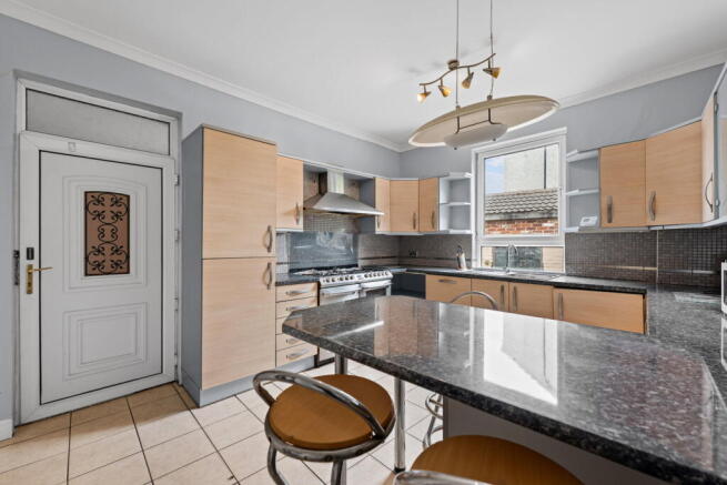 5 bed Semi-Detached for sale Image 10