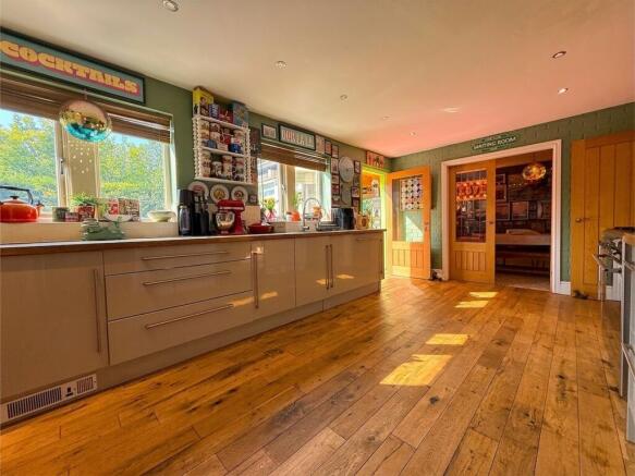 5 bed Detached for sale Image 4