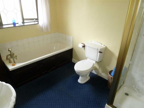 GOOD SIZE BATHROOM