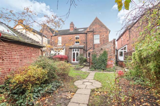 ENCLOSED REAR GARDEN