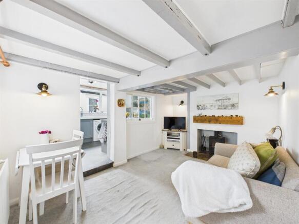 Dining/sitting room: