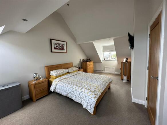 MAIN BEDROOM