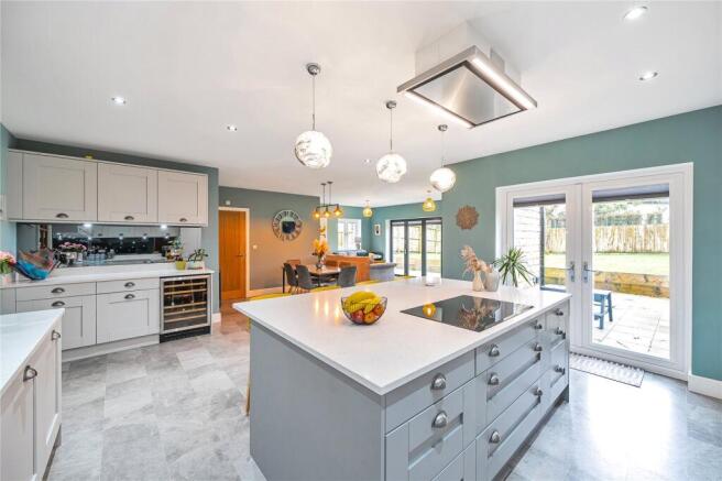 5 bed Detached for sale Image 4
