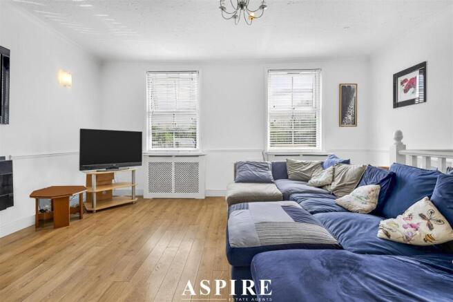 **Private Parking To The Rear & Chain Free** Warley Hill, Warley, Brentwood, CM14 photo 4