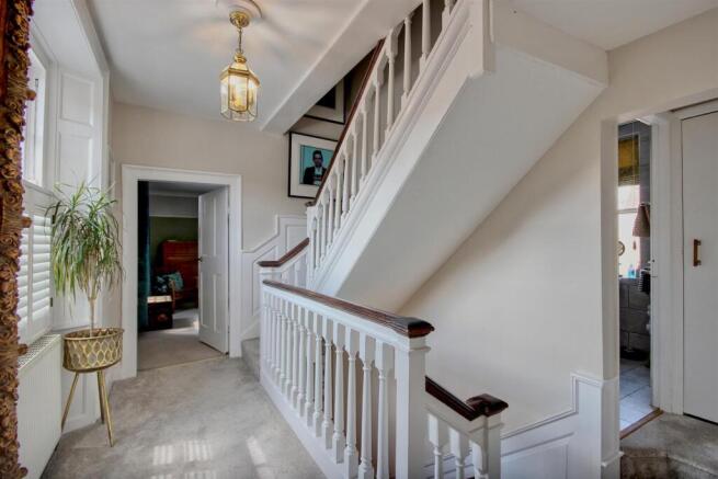 5 bed Town House for sale Image 7