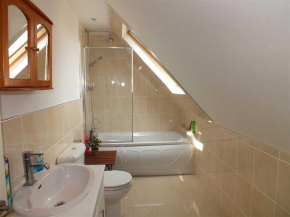 EN-SUITE SHOWER ROOM