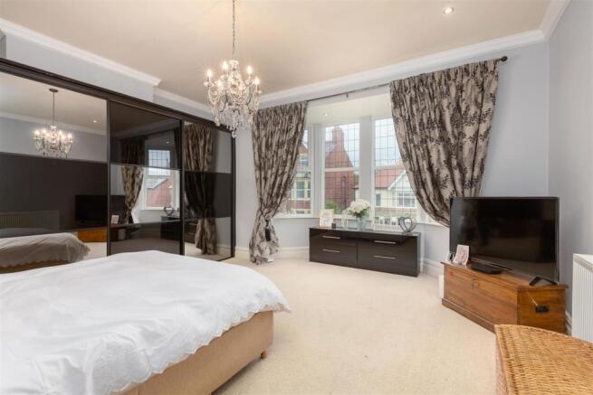 21a Queens Road - Bedroom One.jpg