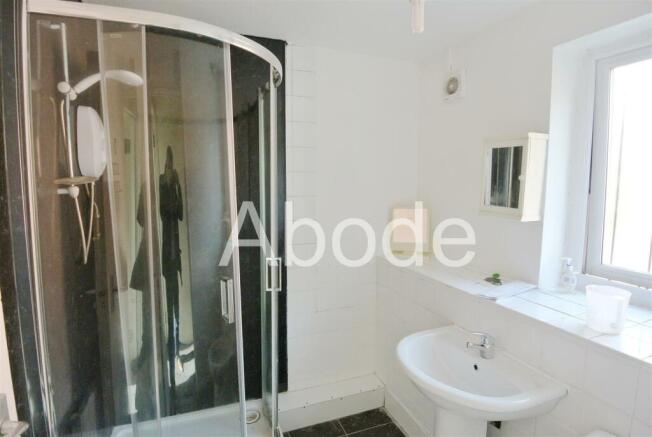 6 bed House to rent Image 4