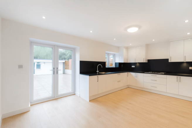 5/6 Bedroom Semi Detached House Available to Let