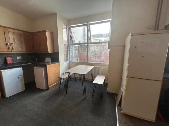 1 bed House Share to rent Image 8