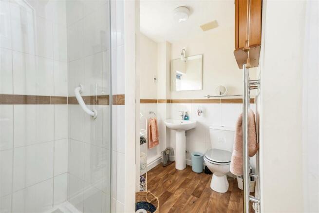 En-suite to bedroom 1