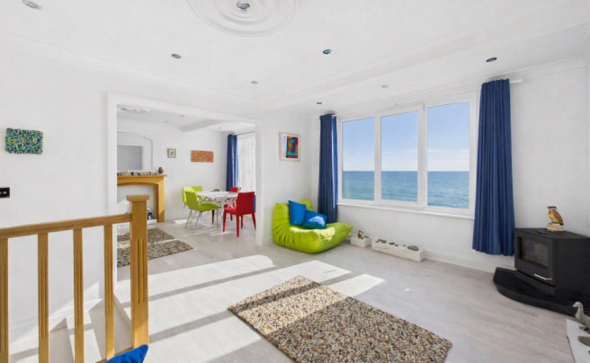 Lounge/Dining Area