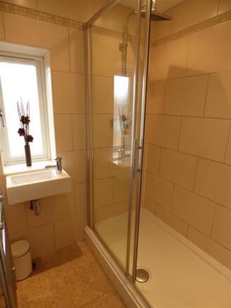 7 Garvey en suite.JPG
