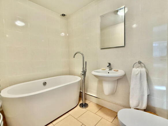 3 bed Apartment for sale Image 6