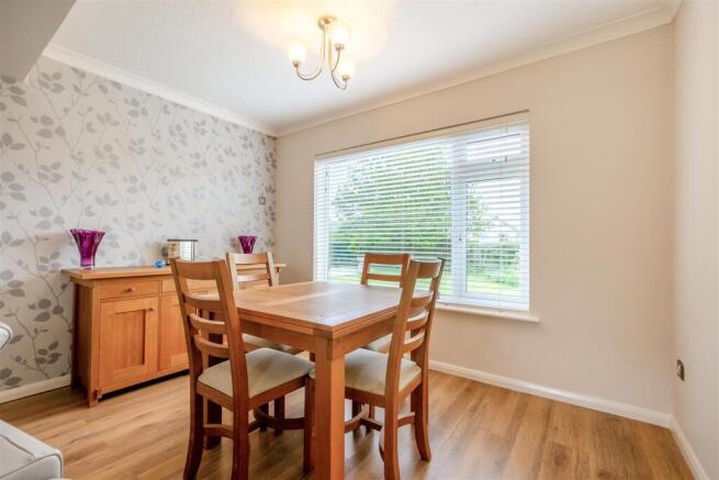 Lounge/Dining Area