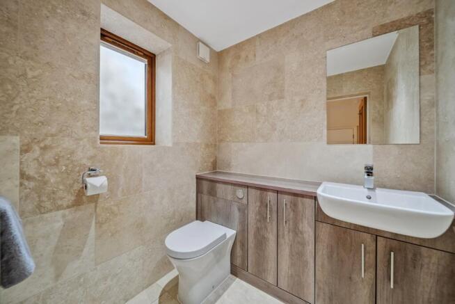 6 bed Detached for sale Image 11