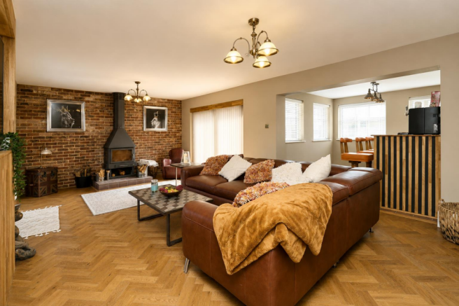4 bed Detached for sale Image 9
