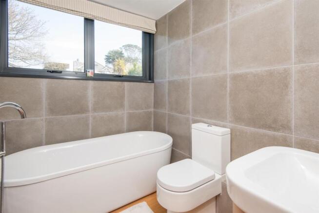 FAMILY BATHROOM/WC